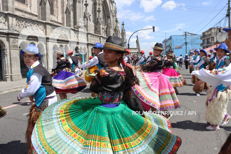 DESFILE-MERCADOS-DE-QUITO