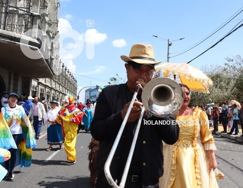 DESFILE-MERCADOS-DE-QUITO