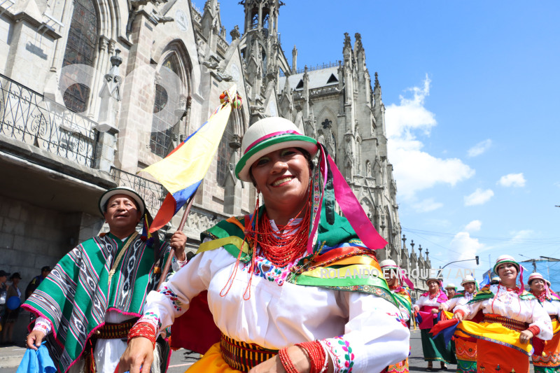 DESFILE-MERCADOS-DE-QUITO