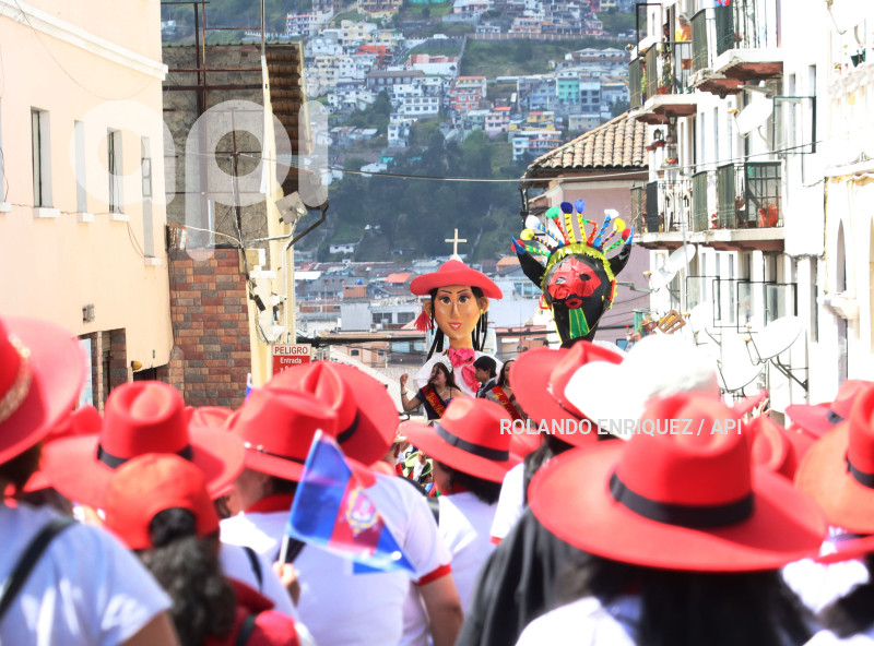 DESFILE-MERCADOS-DE-QUITO