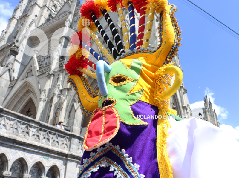 DESFILE-MERCADOS-DE-QUITO