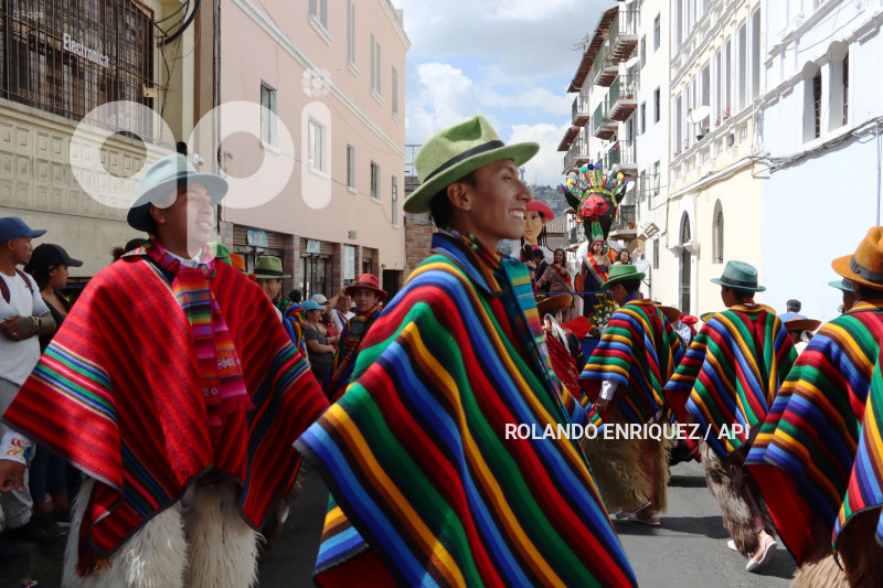 DESFILE-MERCADOS-DE-QUITO