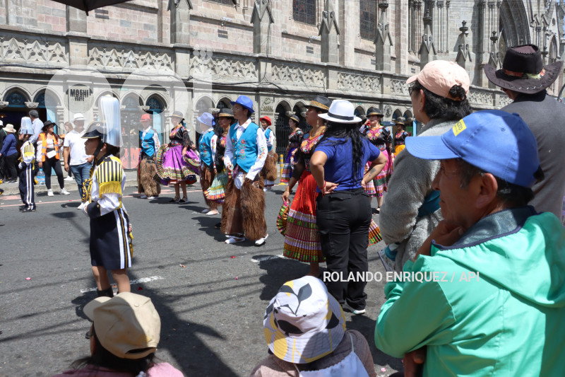 DESFILE-MERCADOS-DE-QUITO