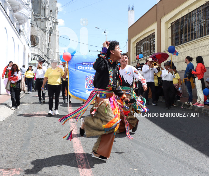DESFILE-MERCADOS-DE-QUITO