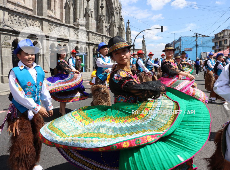 DESFILE-MERCADOS-DE-QUITO
