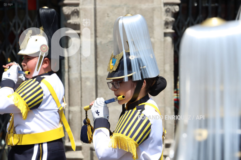 DESFILE-MERCADOS-DE-QUITO