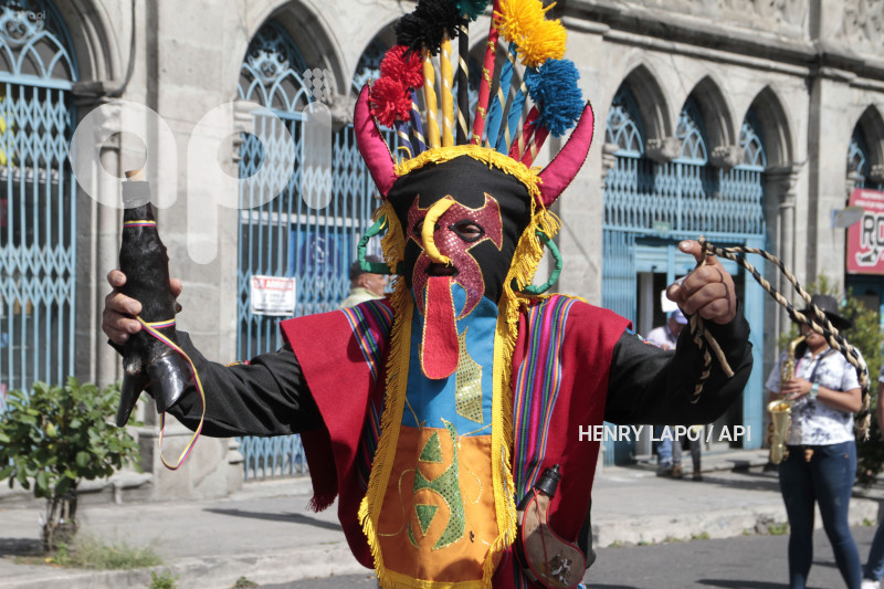 DESFILE-MERCADOS-DE-QUITO