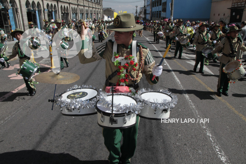 DESFILE-MERCADOS-DE-QUITO