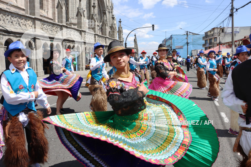 DESFILE-MERCADOS-DE-QUITO