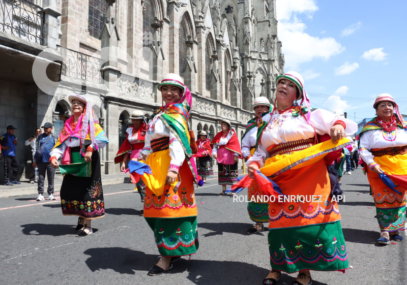 DESFILE-MERCADOS-DE-QUITO