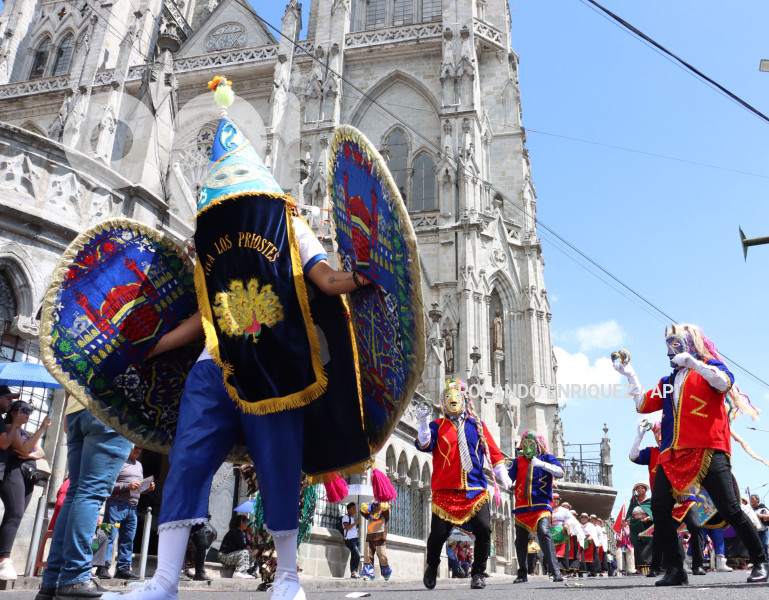 DESFILE-MERCADOS-DE-QUITO