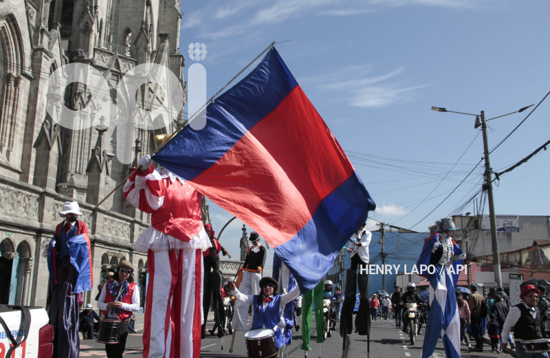 DESFILE-MERCADOS-DE-QUITO