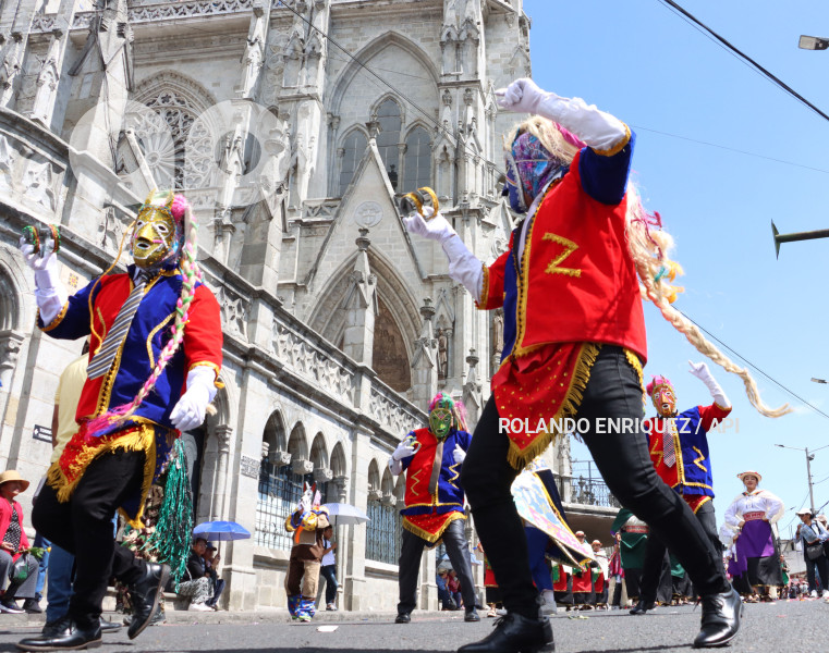 DESFILE-MERCADOS-DE-QUITO