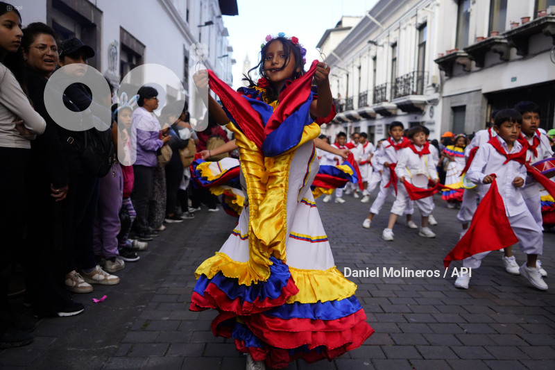 DESFILE RONDA QUITEÑA