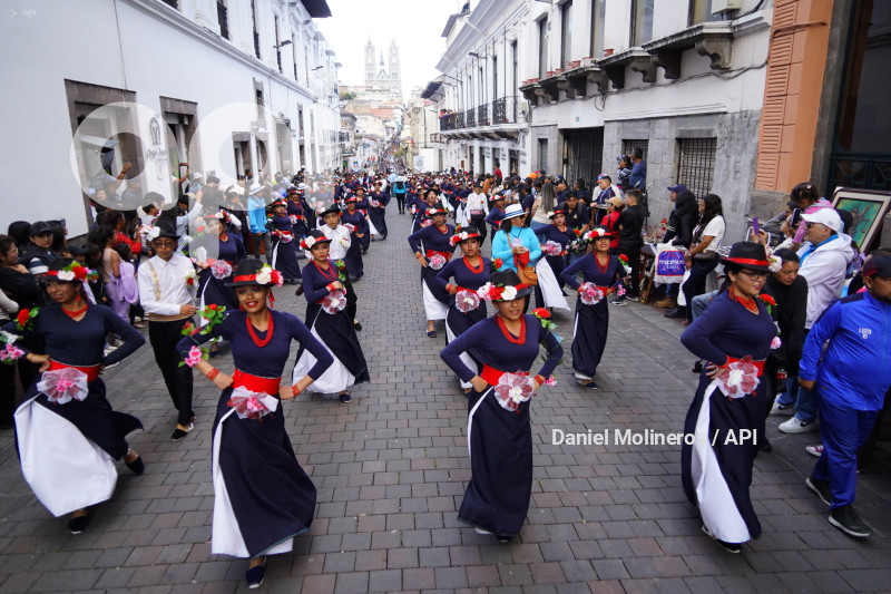 DESFILE RONDA QUITEÑA