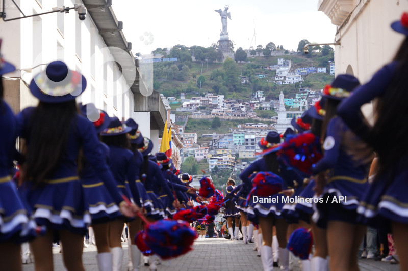 DESFILE RONDA QUITEÑA