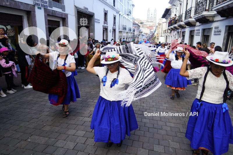 DESFILE RONDA QUITEÑA