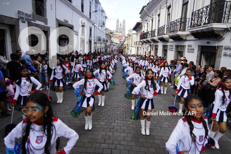 DESFILE RONDA QUITEÑA
