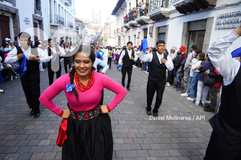 DESFILE RONDA QUITEÑA