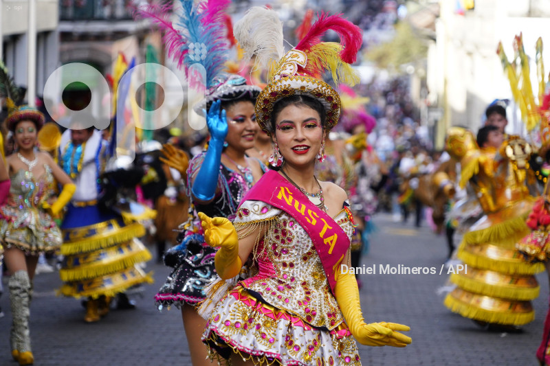 DESFILE RONDA QUITEÑA