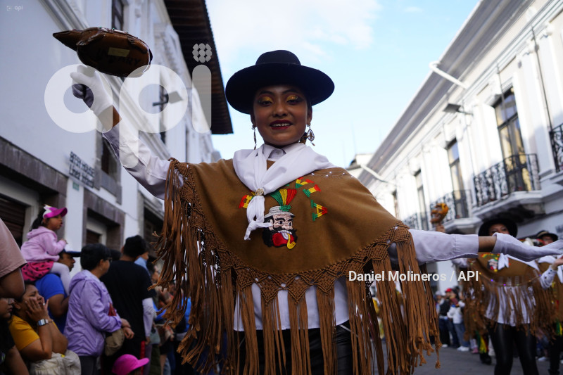 DESFILE RONDA QUITEÑA