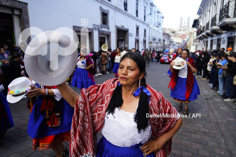 DESFILE RONDA QUITEÑA