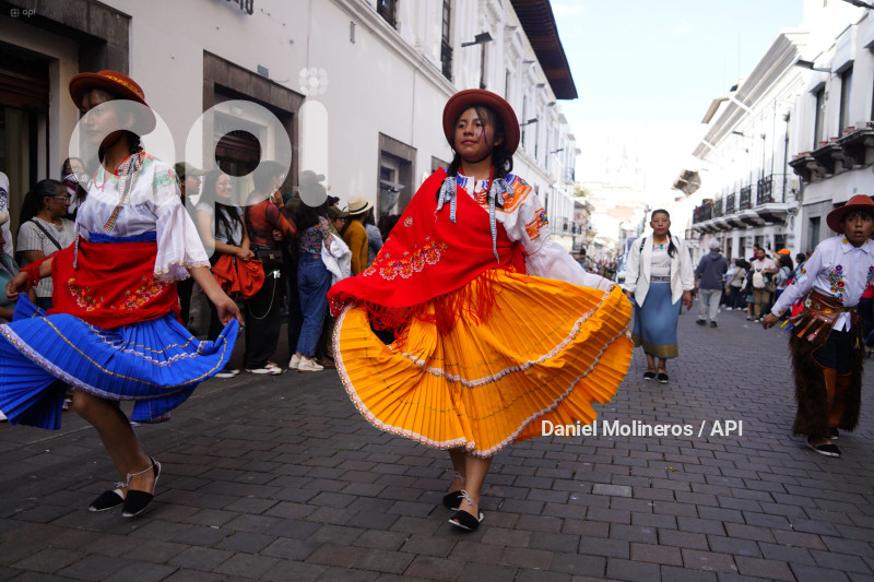 DESFILE RONDA QUITEÑA