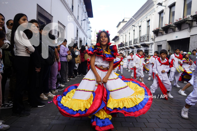 DESFILE RONDA QUITEÑA