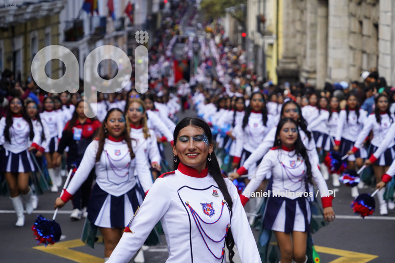 DESFILE RONDA QUITEÑA