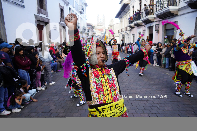 DESFILE RONDA QUITEÑA