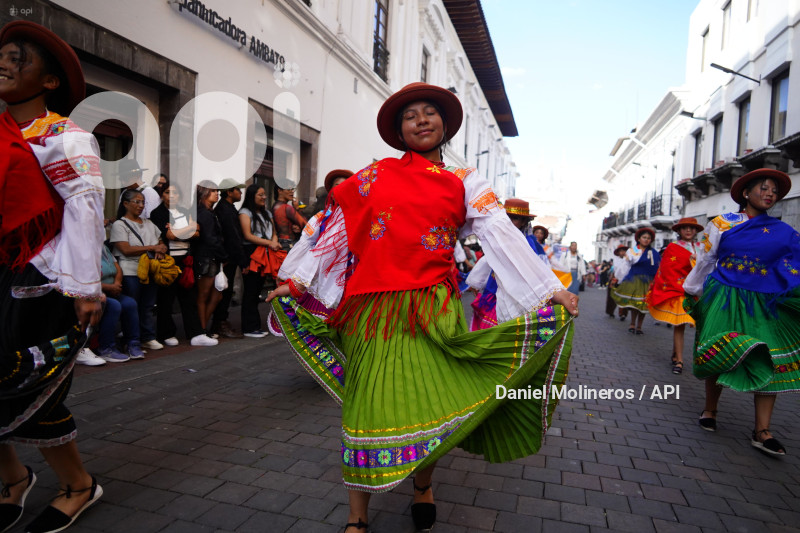 DESFILE RONDA QUITEÑA