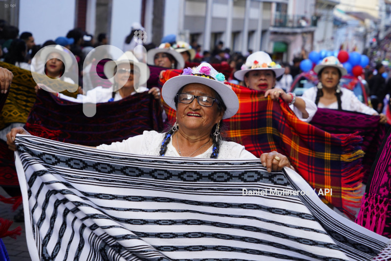 DESFILE RONDA QUITEÑA