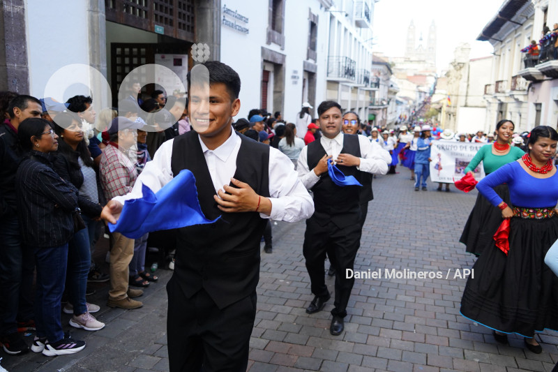 DESFILE RONDA QUITEÑA