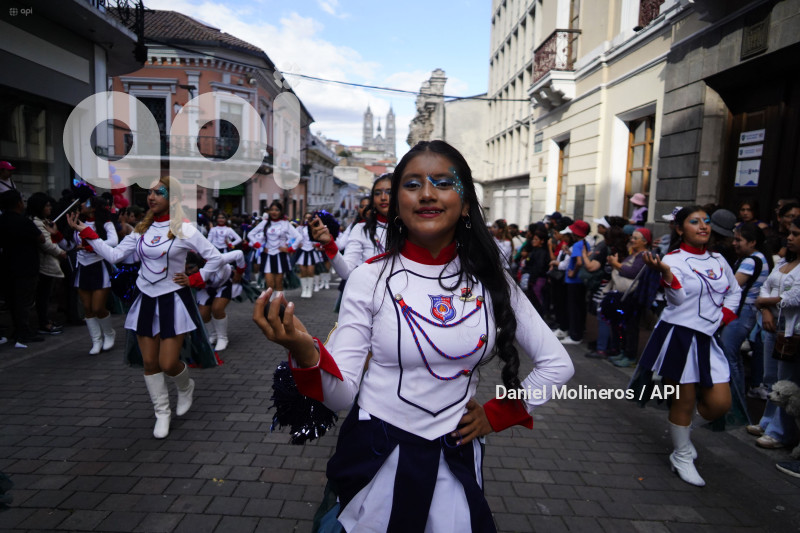 DESFILE RONDA QUITEÑA