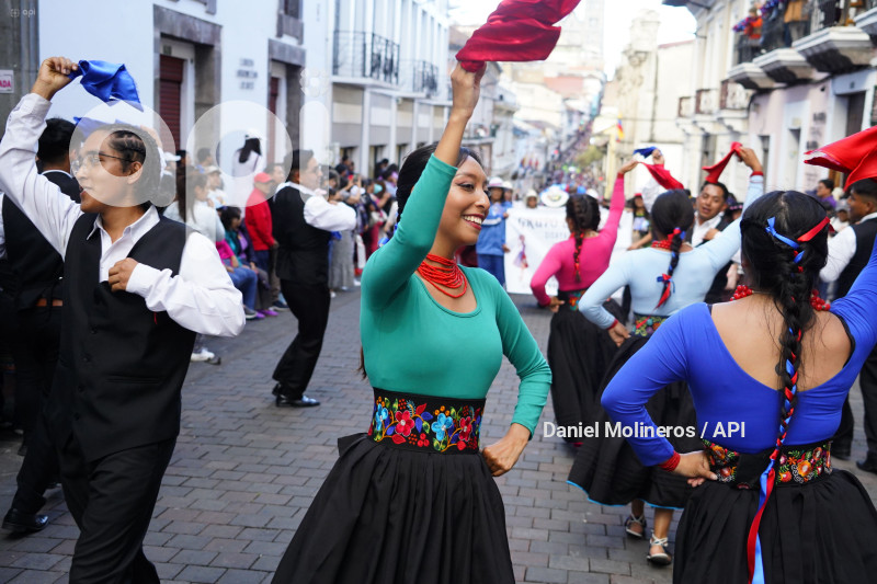 DESFILE RONDA QUITEÑA