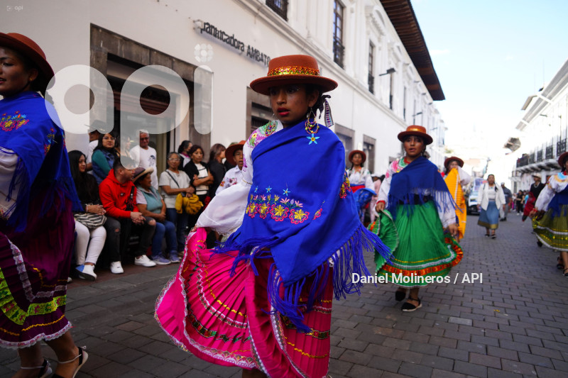DESFILE RONDA QUITEÑA