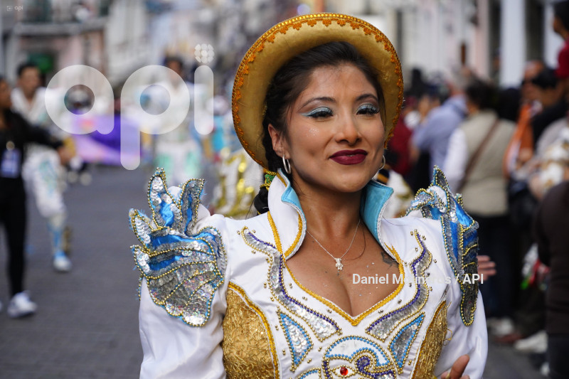 DESFILE RONDA QUITEÑA