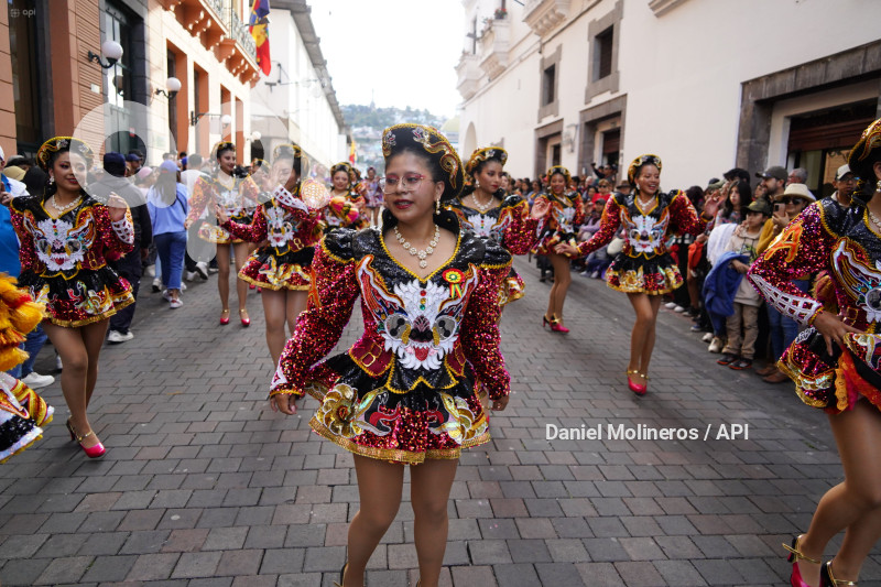 DESFILE RONDA QUITEÑA