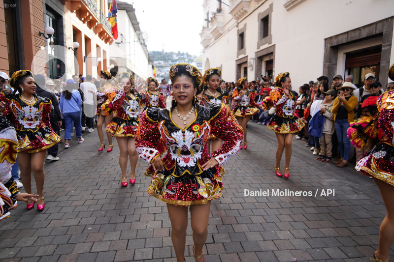 DESFILE RONDA QUITEÑA