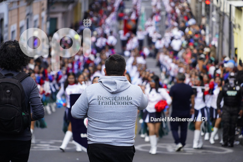 DESFILE RONDA QUITEÑA