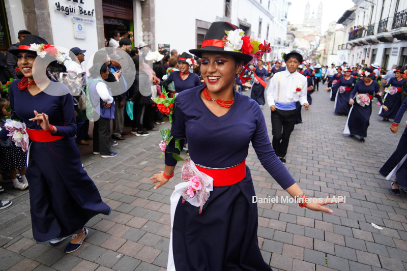 DESFILE RONDA QUITEÑA