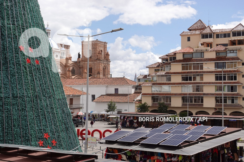 CUENCA-ARBOL NAVIDAD-PANELES SOLARES