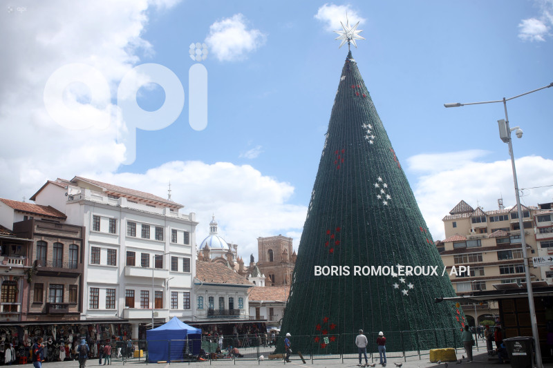CUENCA-ARBOL NAVIDAD-PANELES SOLARES