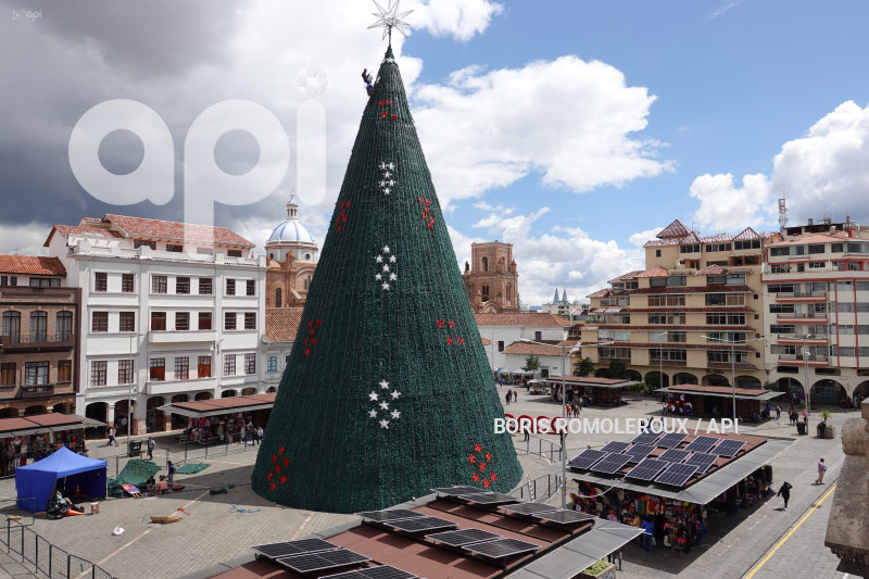 CUENCA-ARBOL NAVIDAD-PANELES SOLARES