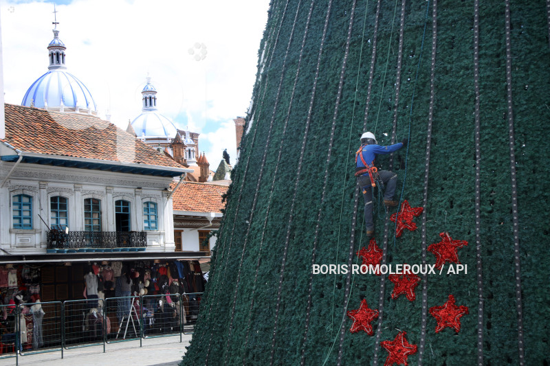 CUENCA-ARBOL NAVIDAD-PANELES SOLARES