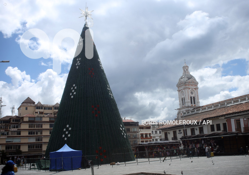 CUENCA-ARBOL NAVIDAD-PANELES SOLARES