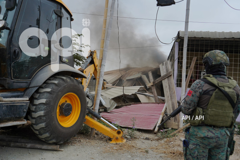 GYE-DESTRUCCION CASAS DELIA