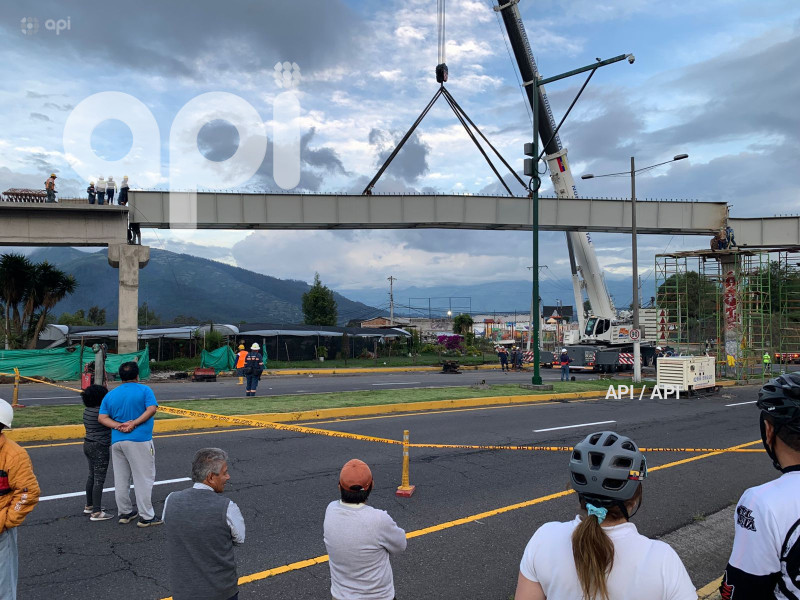 COLOCACION PASO ELEVADO PUENTE 8 AUTOPISTA RUMIÑAHUI
