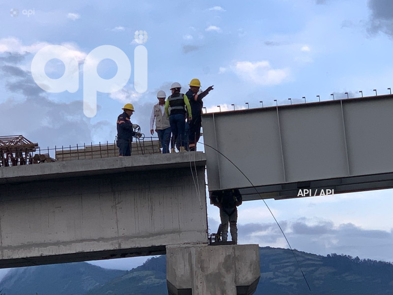 COLOCACION PASO ELEVADO PUENTE 8 AUTOPISTA RUMIÑAHUI