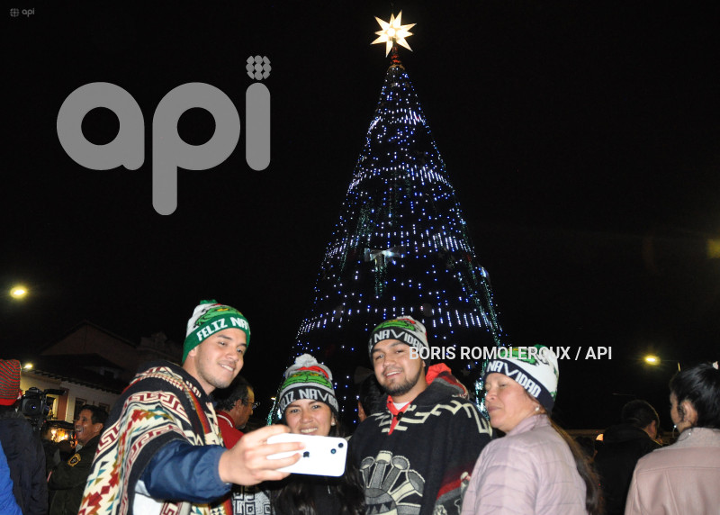 CUENCA -ENCENDIDO-ARBOL DE NAVIDAD